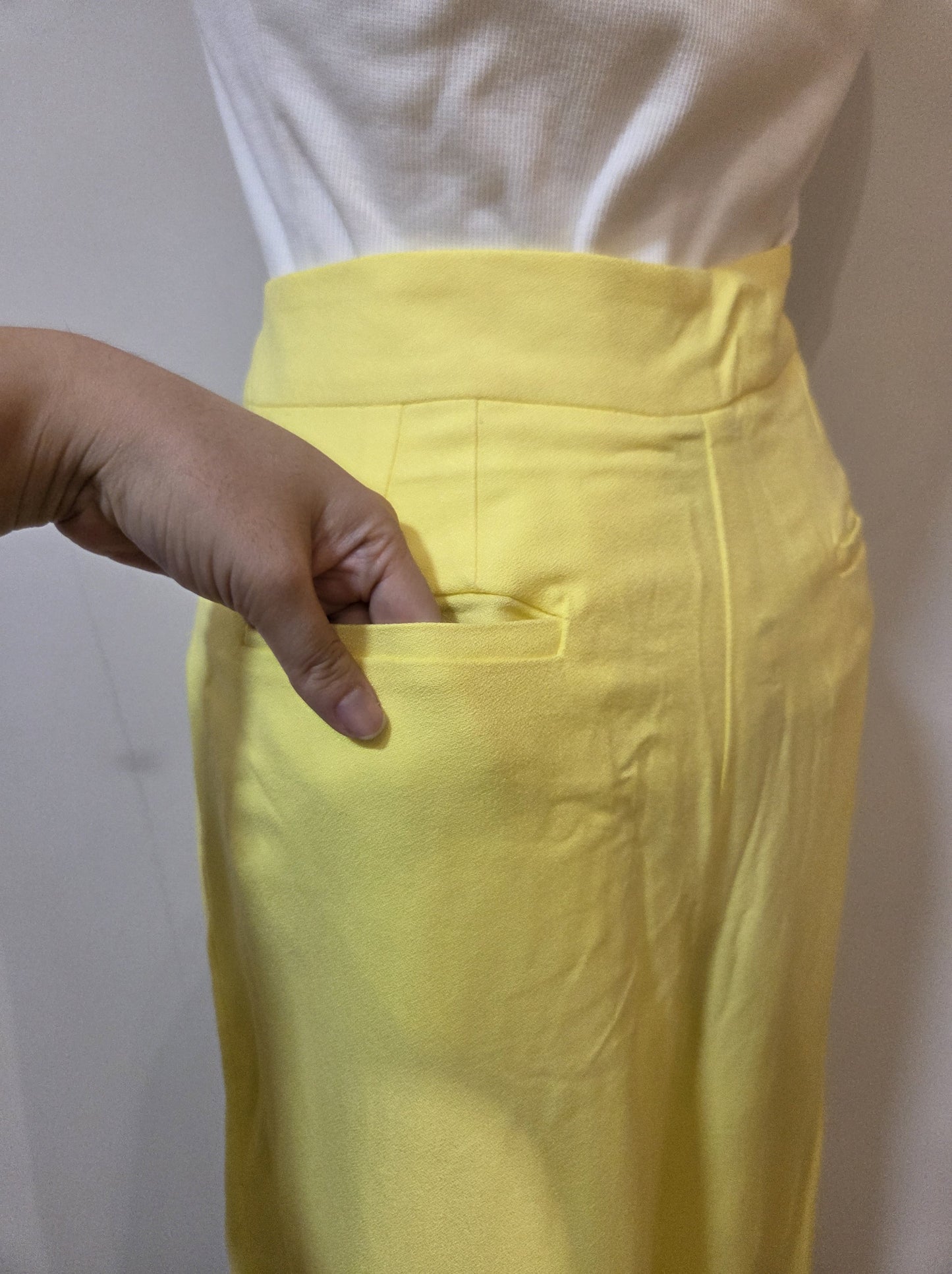 Calça Farm Reta Pregas Amarelo