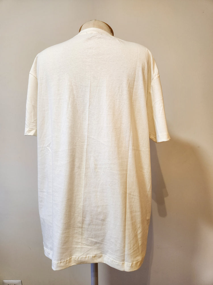 Camiseta Farm Arara Vermelha e Paisagem Tropical - Fundo Branco