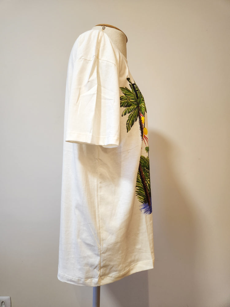 Camiseta Farm Arara Vermelha e Paisagem Tropical - Fundo off white