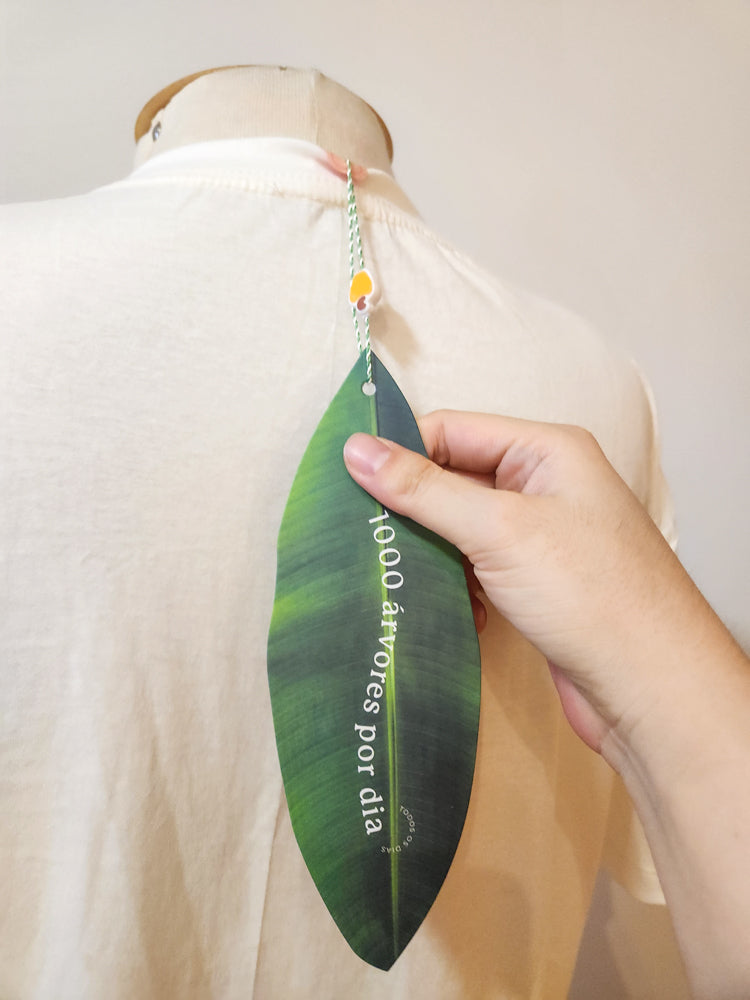 Camiseta Farm Arara Vermelha e Paisagem Tropical - Fundo Branco
