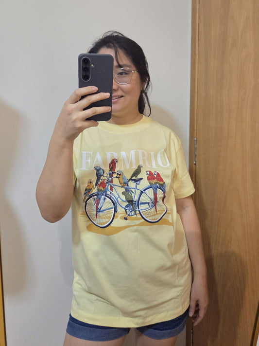 Camiseta Farm Bicicleta e Araras Fundo Amarelo