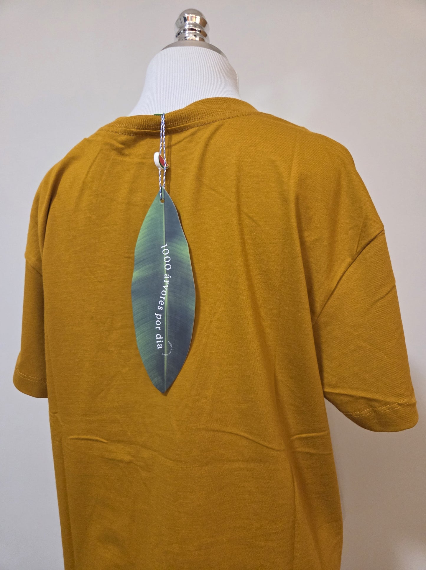 Camiseta Farm Aves Tropicais Fundo Mostarda