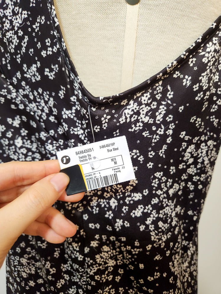 Vestido Blue Steel Preto com Florzinha Branca