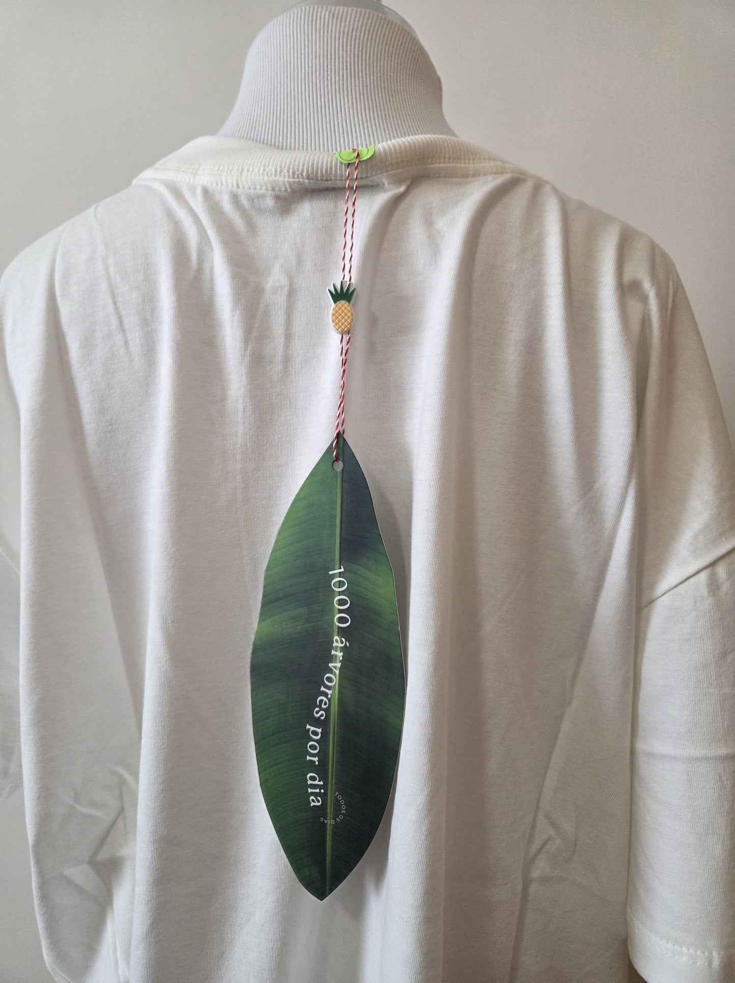 Camiseta Farm Estampa Arara Vermelha e Coqueiros