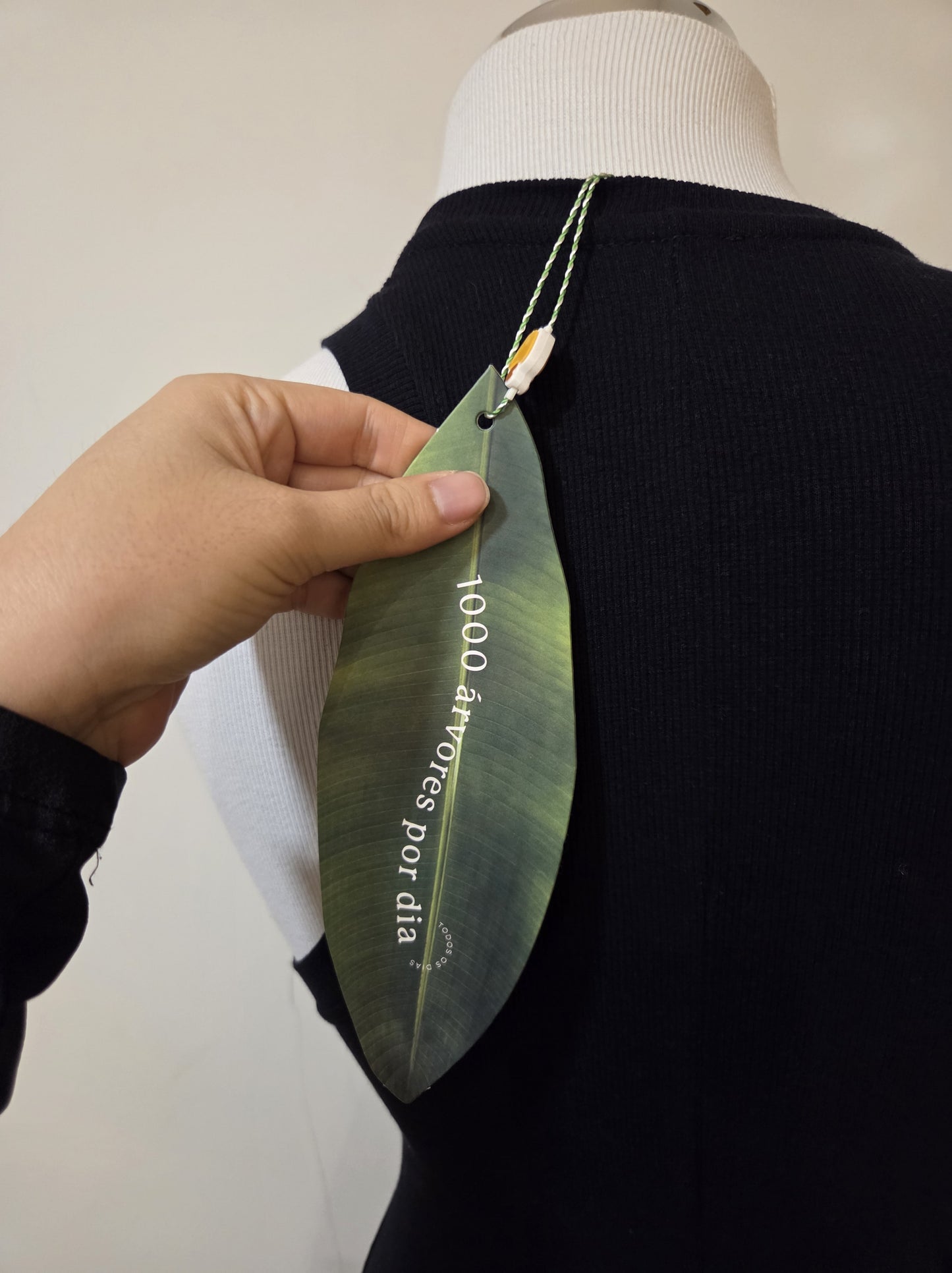 Vestido Farm Rio Preta com Estampa de Passarinho e Bordado