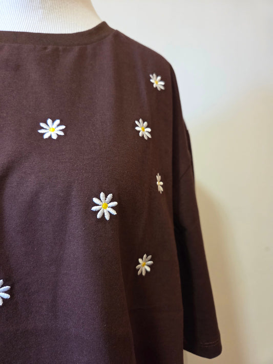 Camiseta Yellon Margaridas Bordadas Fundo Marrom