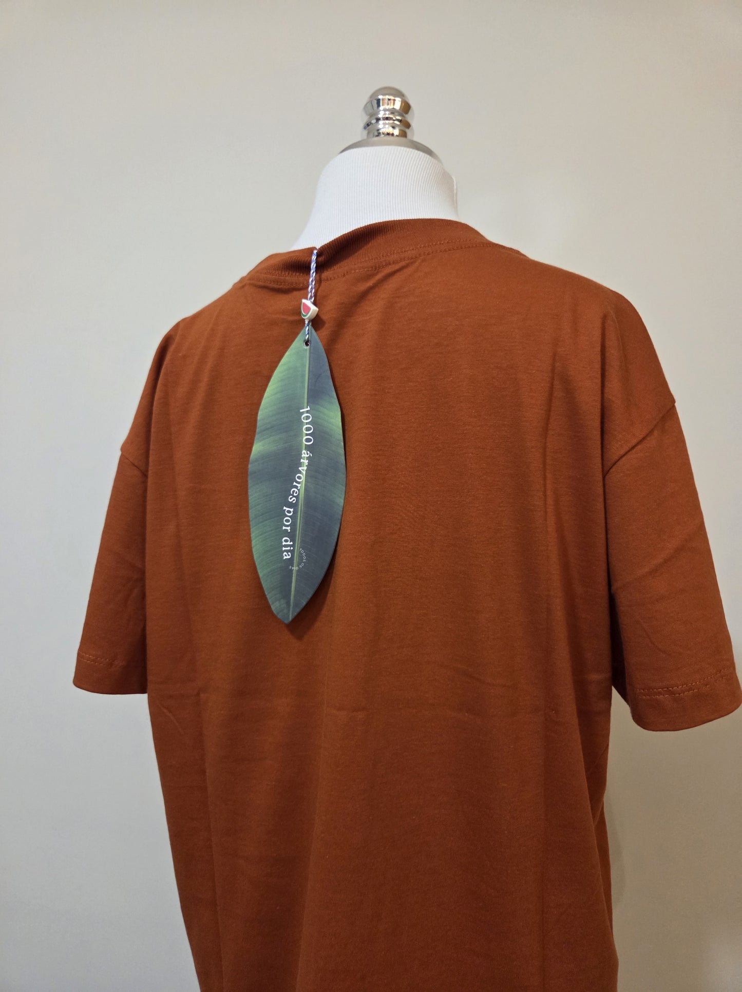 Camiseta Farm Tucano e Arara Fundo Marrom