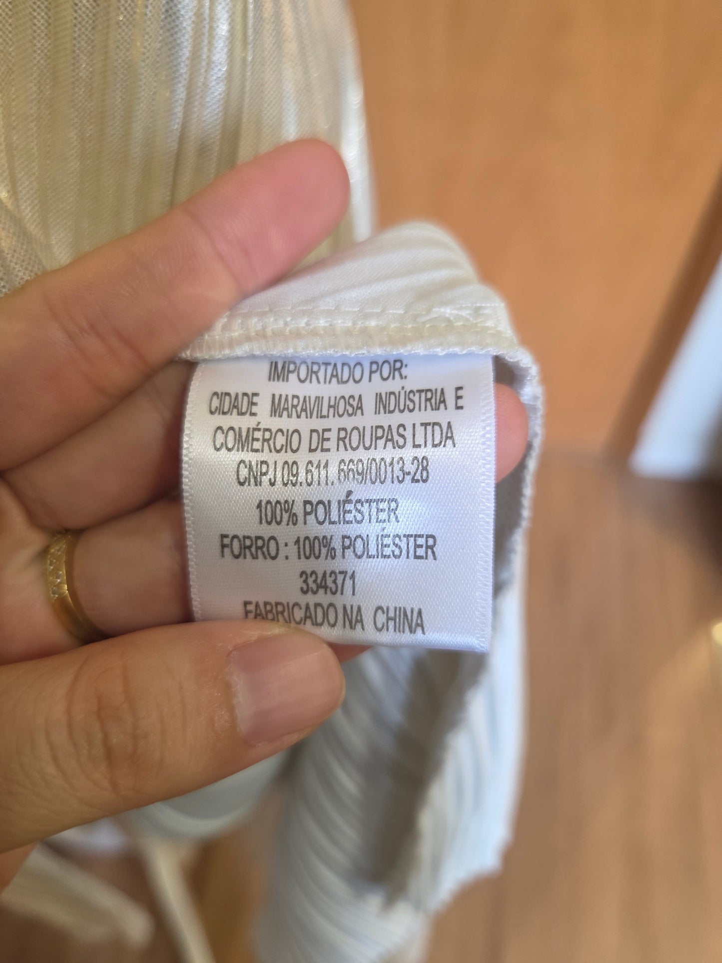 Túnica Farm Plissada Dourada - Efeito Metalizado