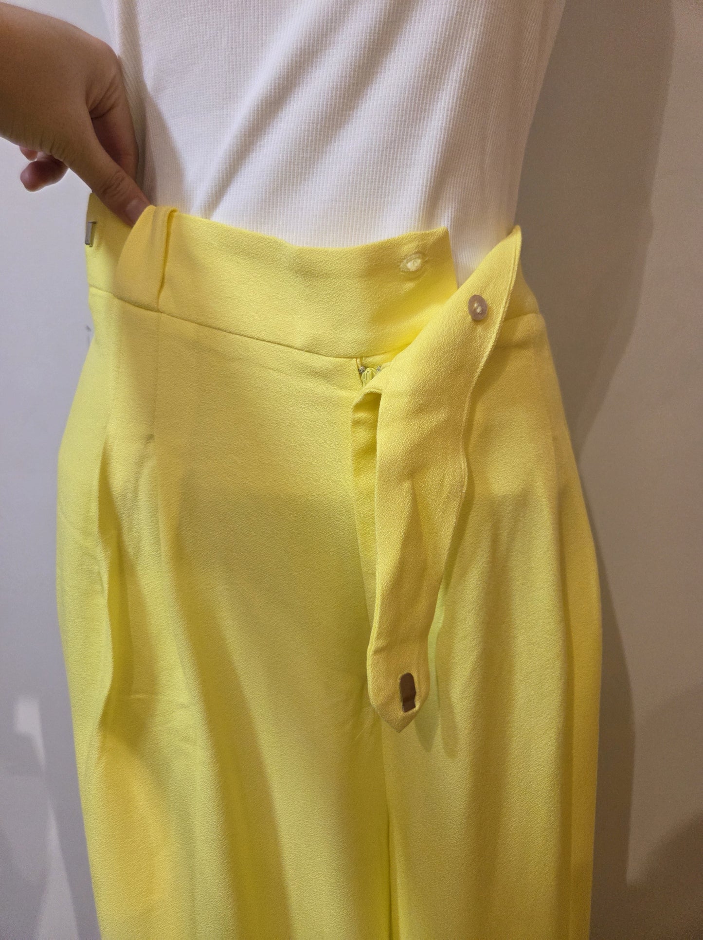 Calça Farm Reta Pregas Amarelo