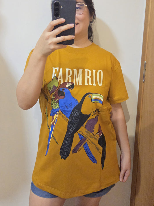 Camiseta Farm Aves Tropicais Fundo Mostarda