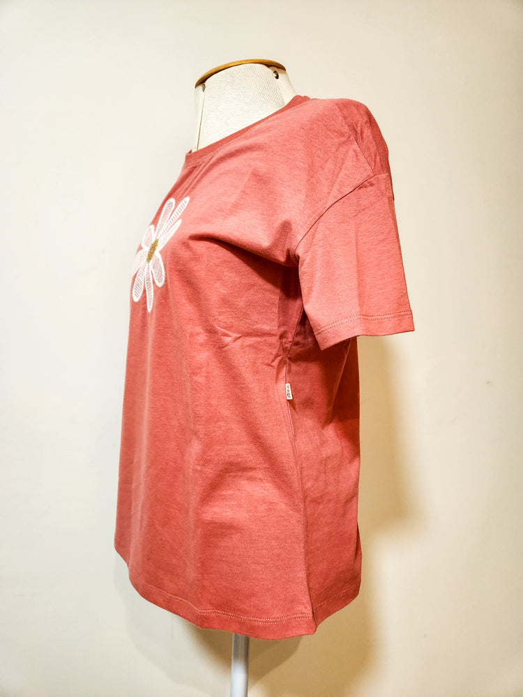 Camiseta Antix Goiaba com Bordado de Flor