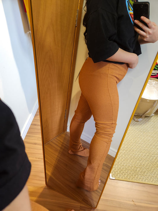 Calça Farm Flare Texturizada Caramelo