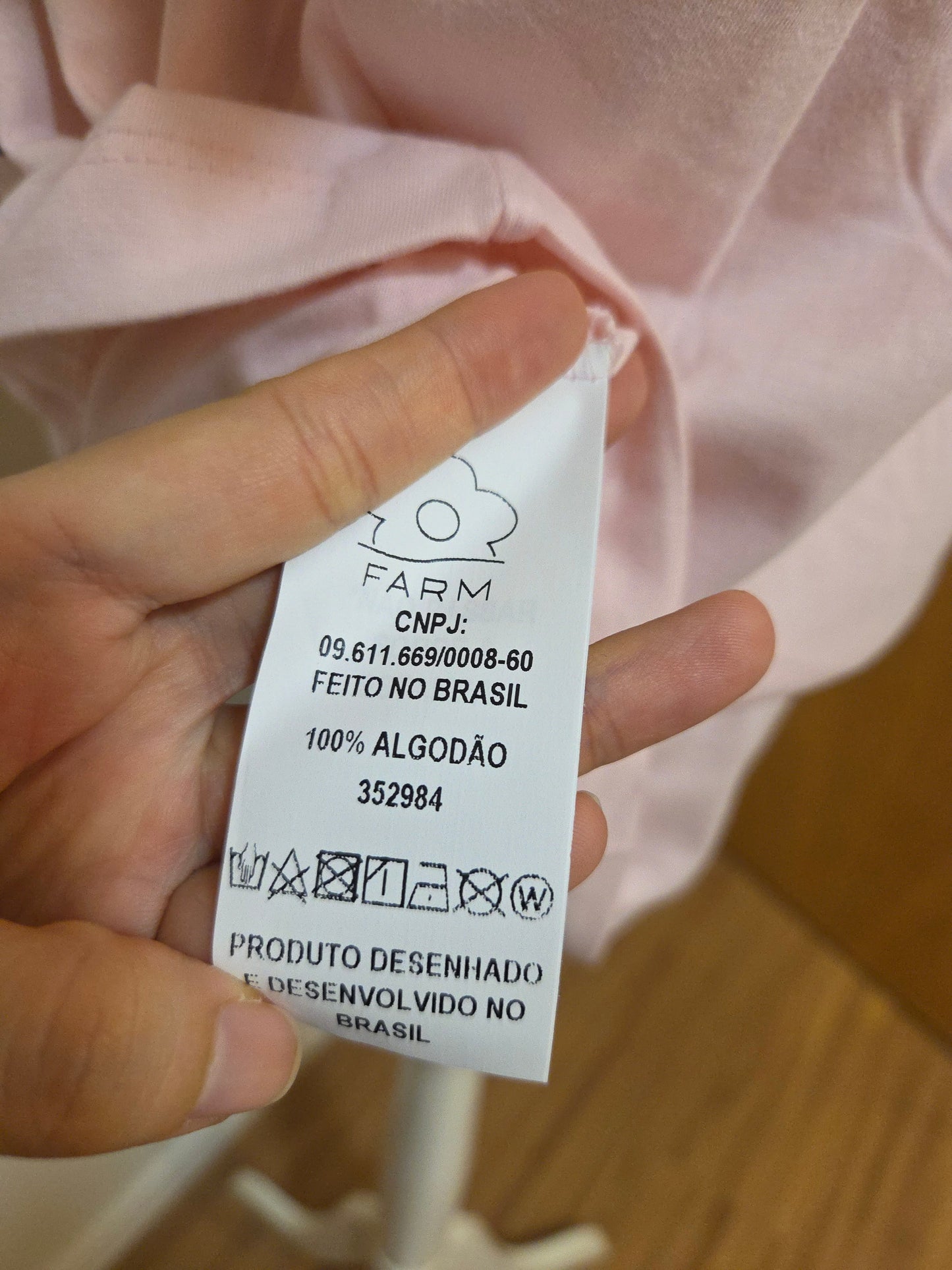 Camiseta Farm Engradados Arara Rosa - Modelagem Média