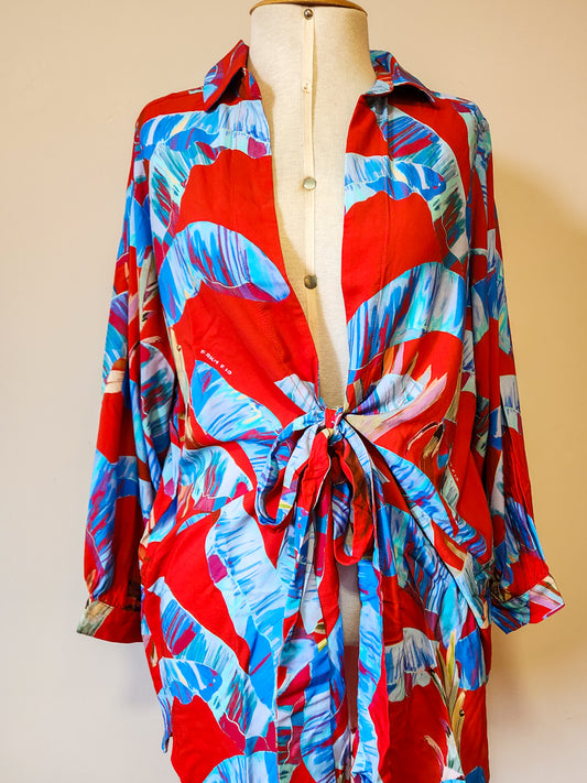 Camisa Farm Selva Doce Vermelha com Folhagens Azul