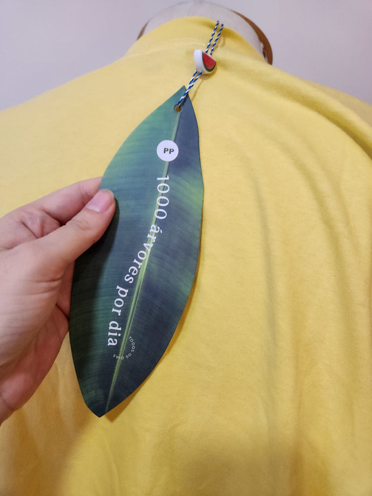 Camiseta Farm Arara Lilás Box - Fundo Amarelo