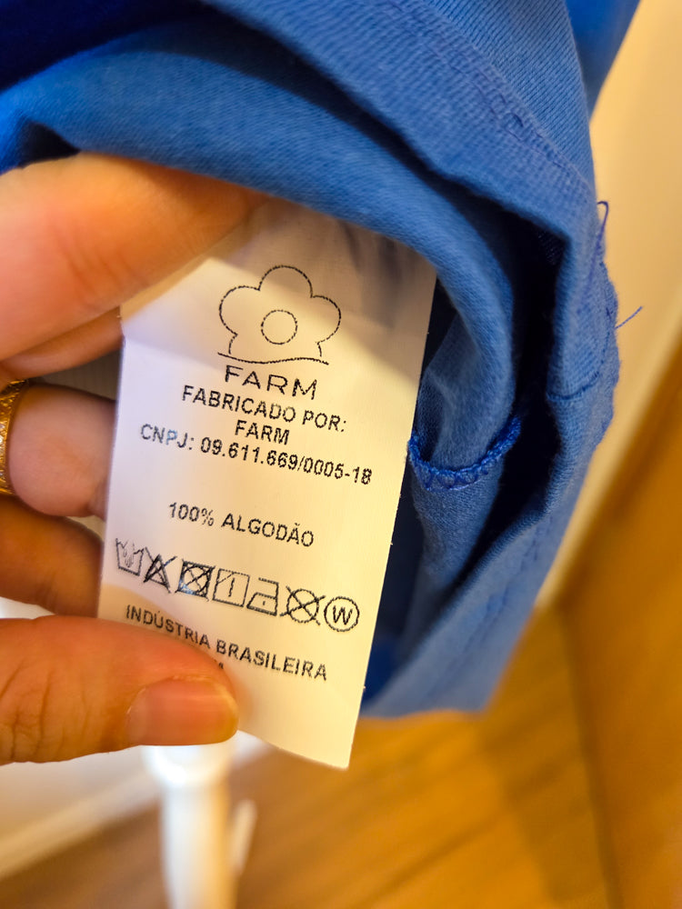 Camiseta Farm Arara Tricolor Fundo Azul