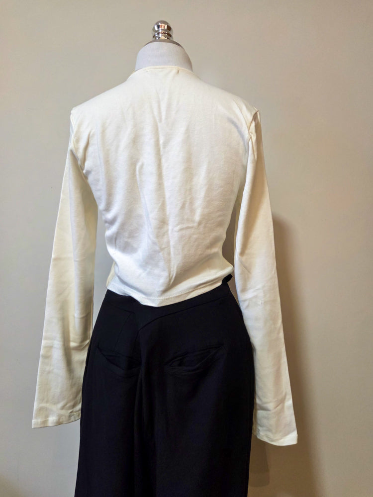 Blusinha Nati Vozza Off White Manga Longa com Torção Frontal