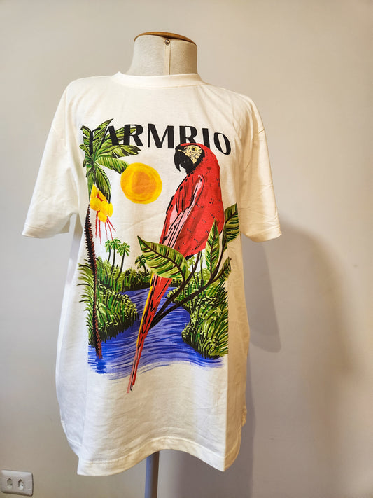 Camiseta Farm Arara Vermelha e Paisagem Tropical - Fundo off white