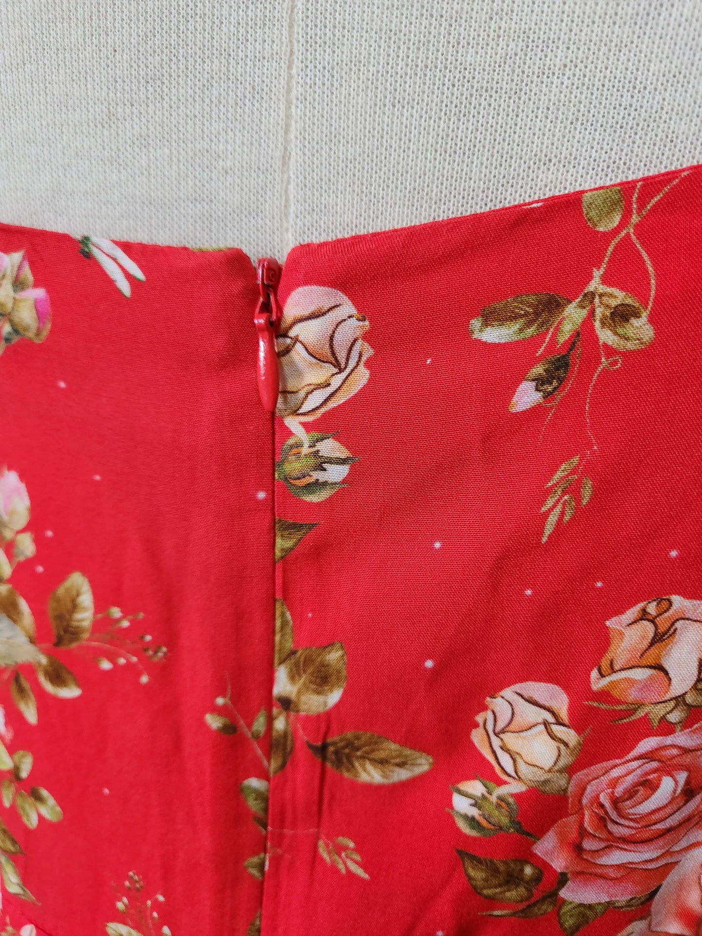 Vestido Vermelho Floral com Fenda e Bolsos – Viscose