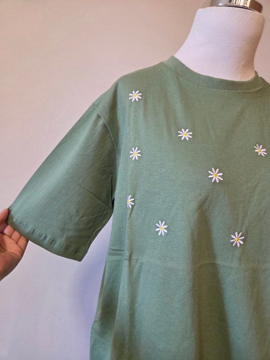 Camiseta Yellon Margaridas Bordadas Fundo Verde