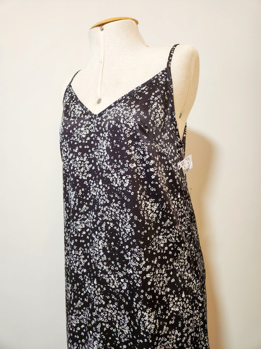 Vestido Blue Steel Preto com Florzinha Branca