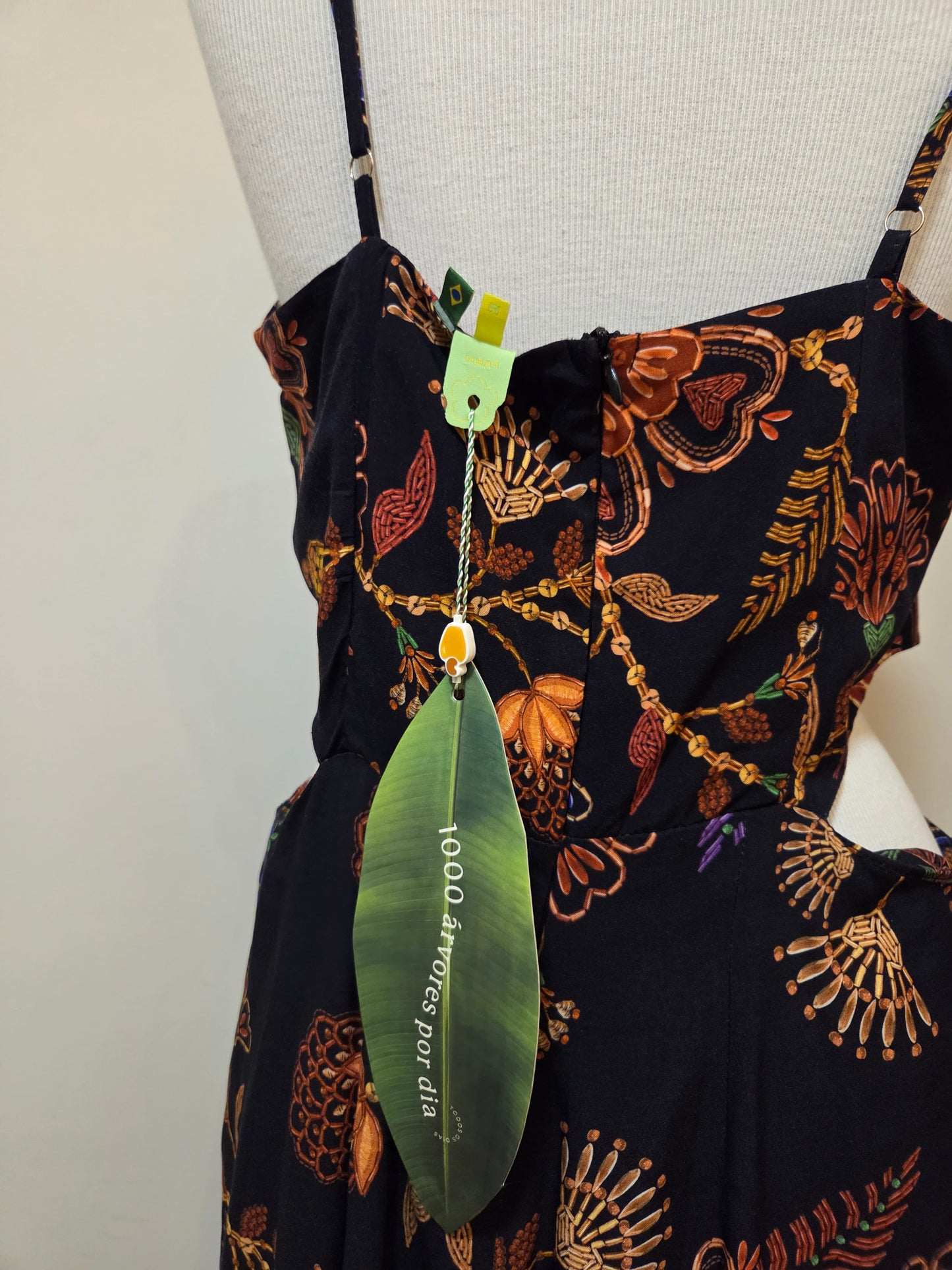 Macacão Farm Pantacourt Estampa Floral Fundo Preto