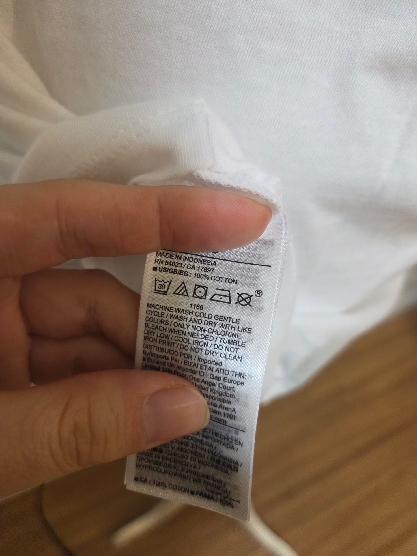 Camiseta GAP Escrita Azul Marinho e Fundo Branco