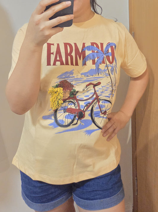 Camiseta Farm Bicicleta e Praia com fundo Coral