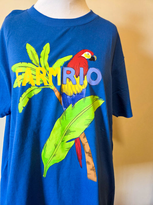 Camiseta Farm Arara Tricolor Fundo Azul