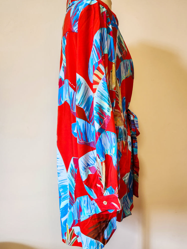 Camisa Farm Selva Doce Vermelha com Folhagens Azul