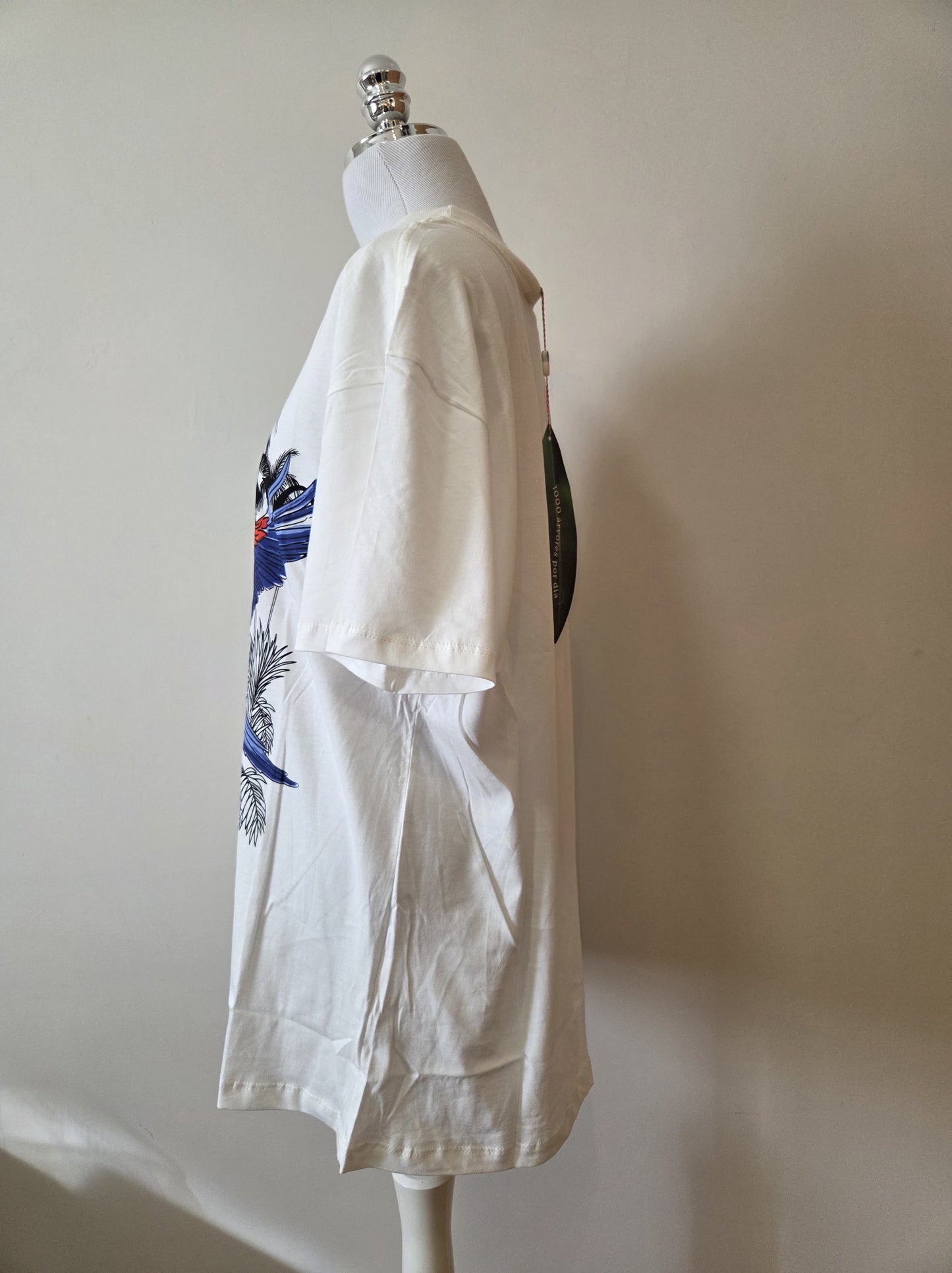 Camiseta Farm Estampa Arara Vermelha e Coqueiros