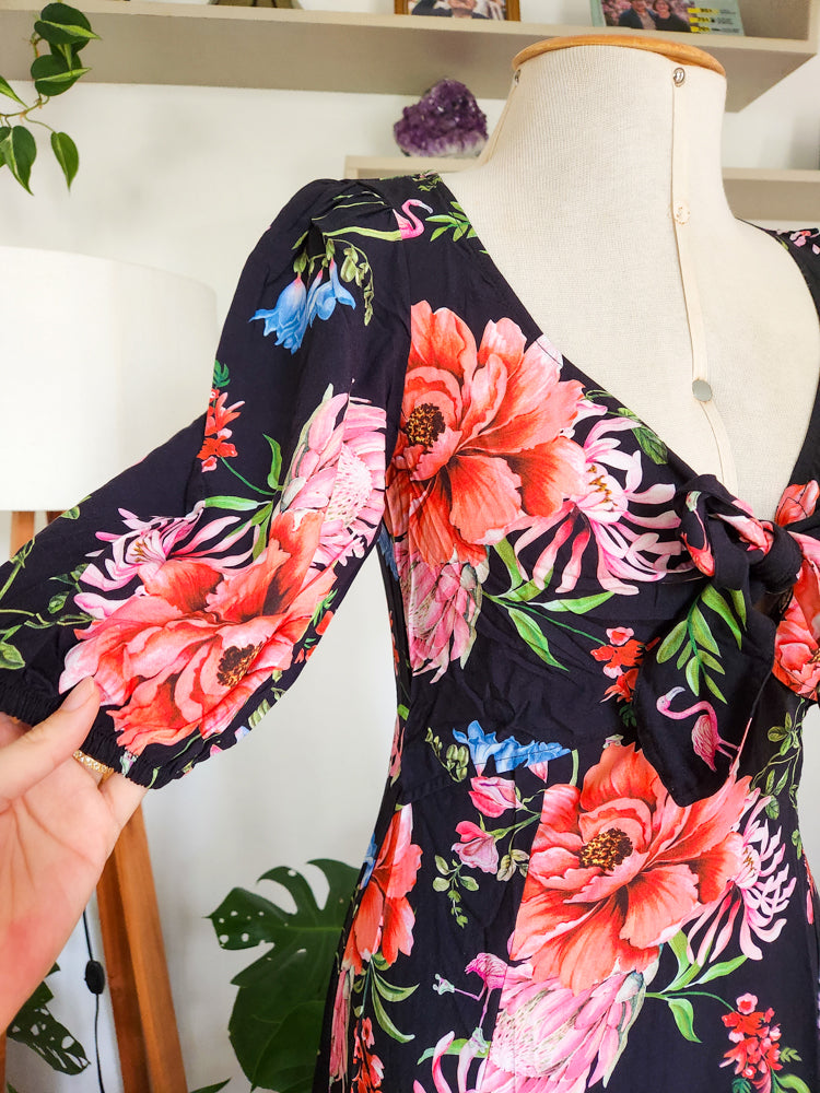 Vestido Antix Midi Floral com Fundo Preto