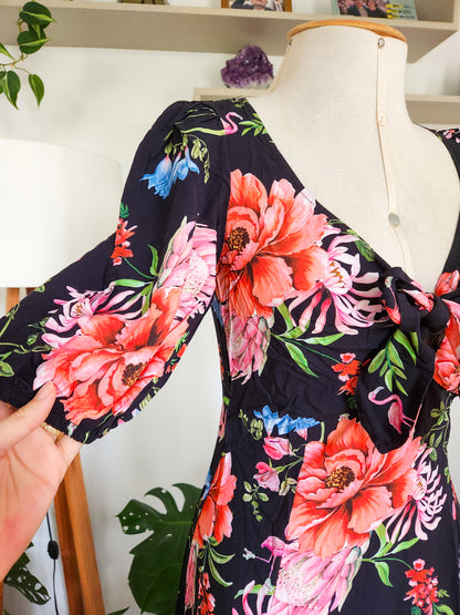 Vestido Antix Midi Floral com Fundo Preto