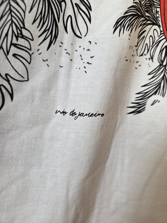 Camiseta Farm Estampa Arara Vermelha e Coqueiros