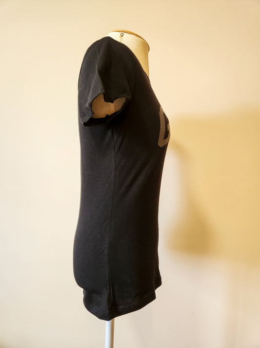 Camiseta GAP Escrita Cinza e Fundo Preto