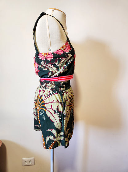 Conjunto Farm Trio Top, Colete e Shorts Floral com Fundo Verde
