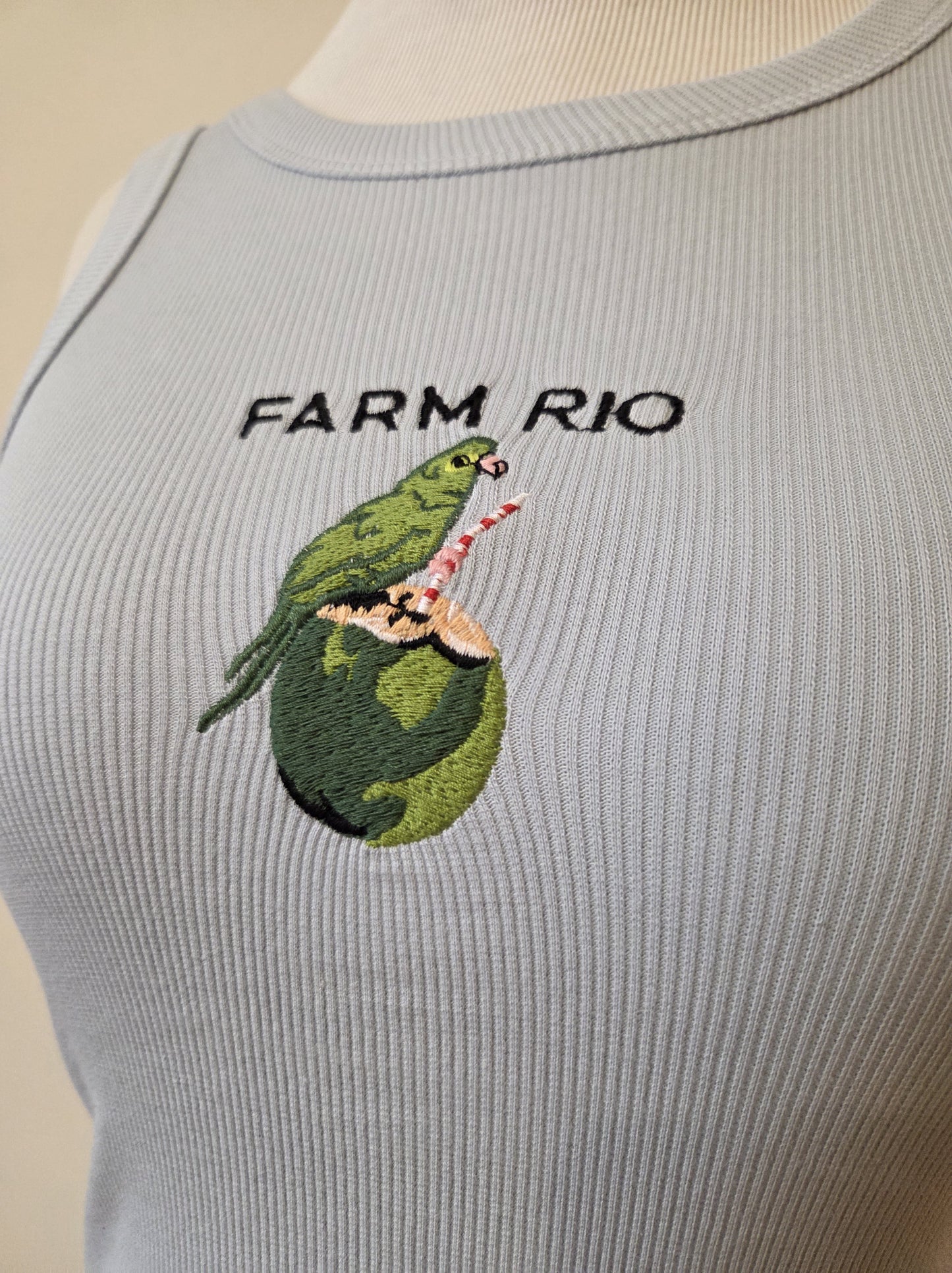 Regata Farm Rio com Bordado de Papagaio e Água de Coco Fundo Azul