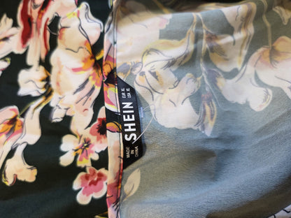 Blusinha Shein Floral com Fundo Verde