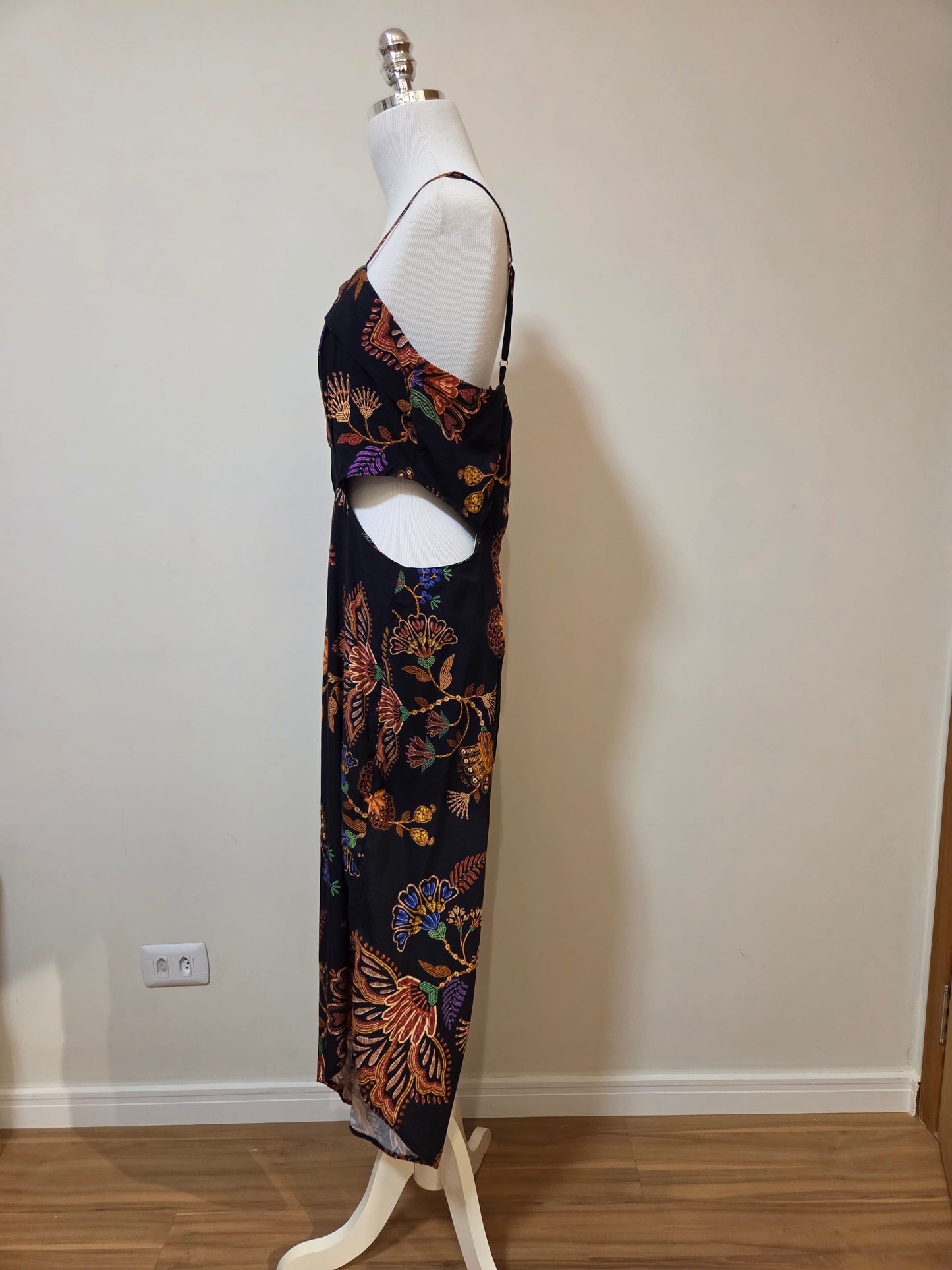 Macacão Farm Pantacourt Estampa Floral Fundo Preto