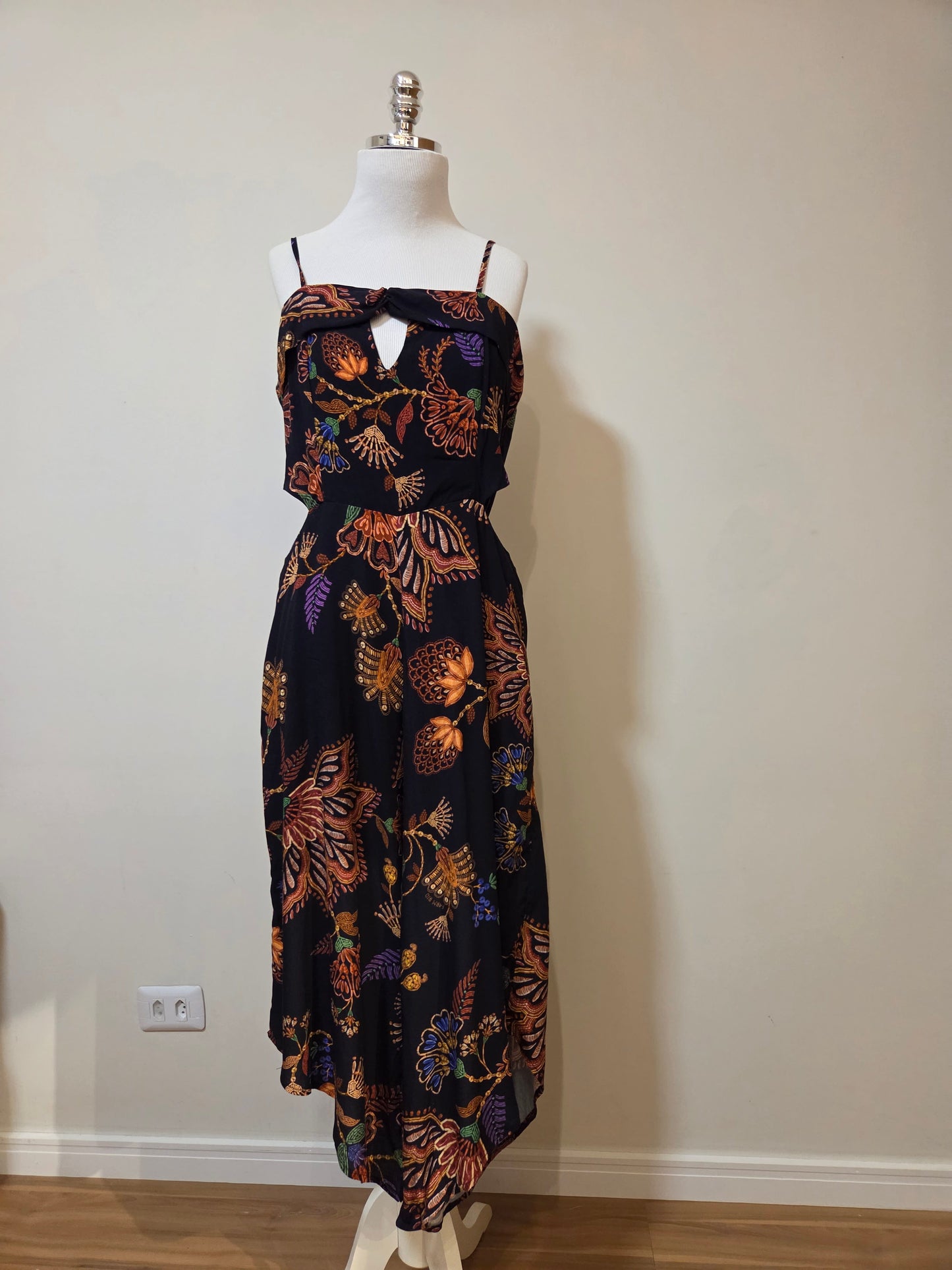 Macacão Farm Pantacourt Estampa Floral Fundo Preto