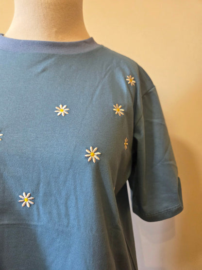 Camiseta Yellon Margaridas Bordadas e Fundo Azul