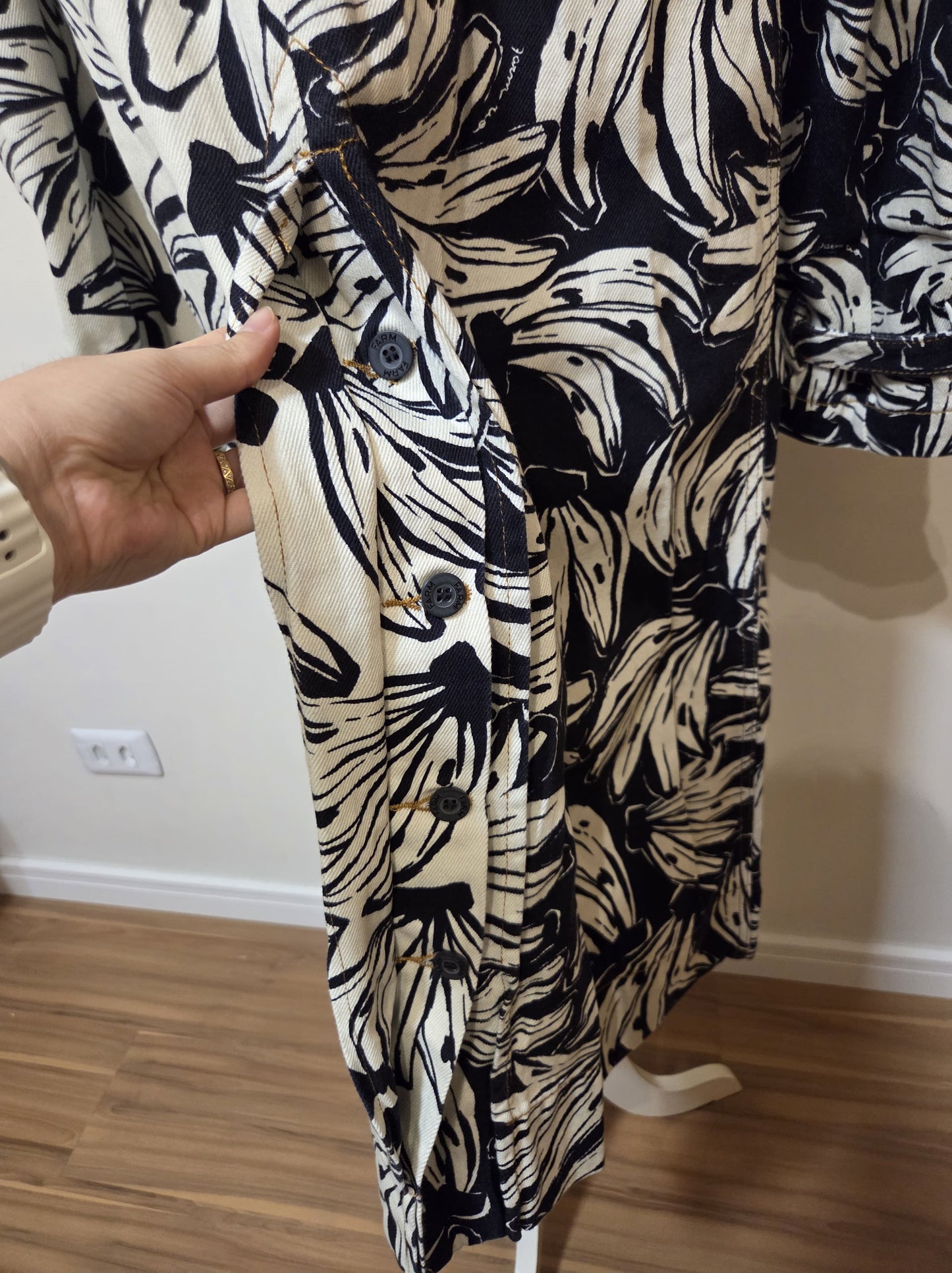 Trench Coat Farm Preto e Branco Bananas
