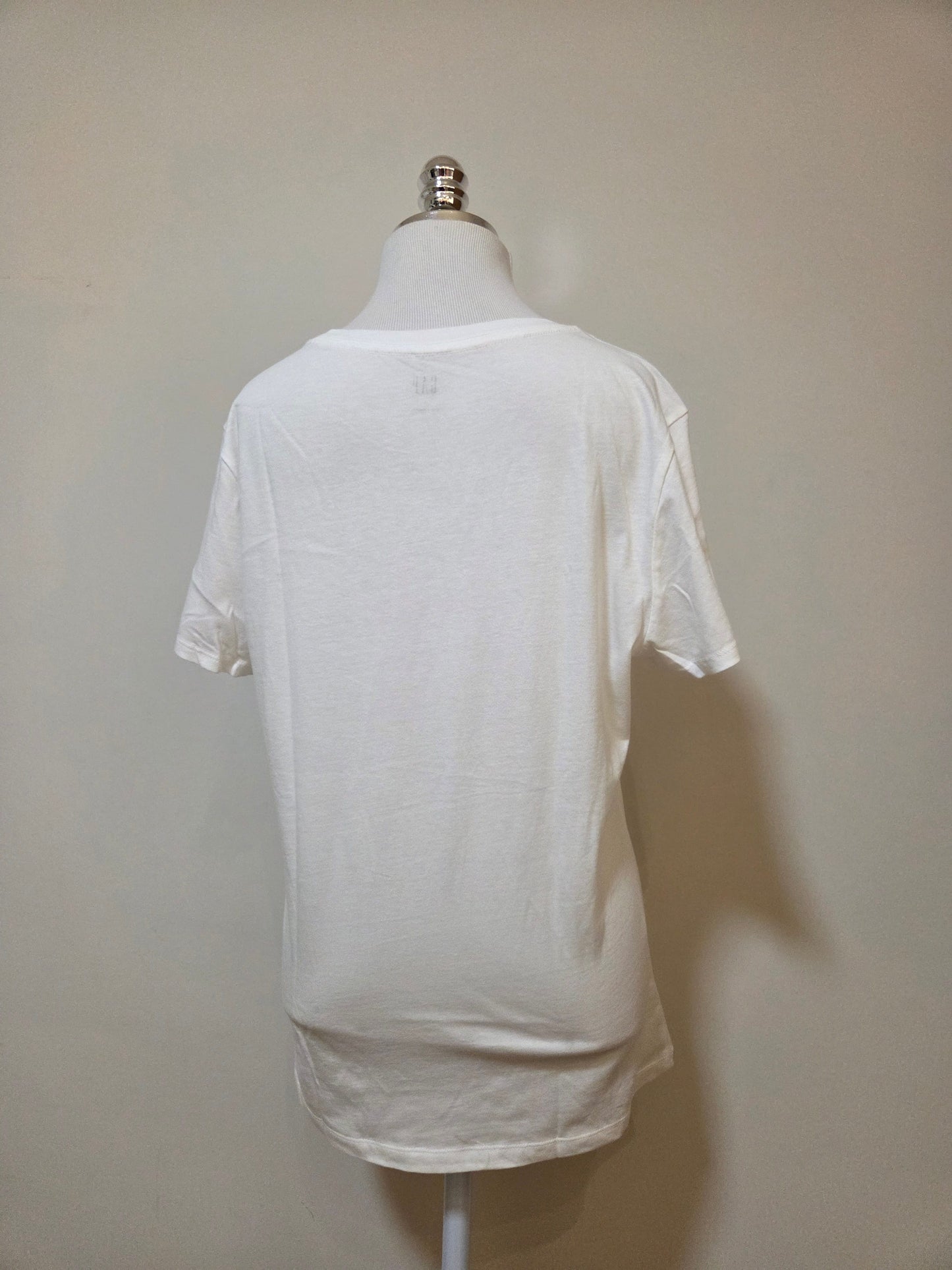 Camiseta GAP Escrita Azul Marinho e Fundo Branco