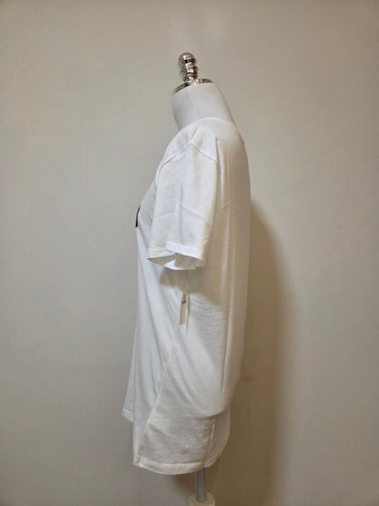Camiseta GAP Escrita Azul Marinho e Fundo Branco
