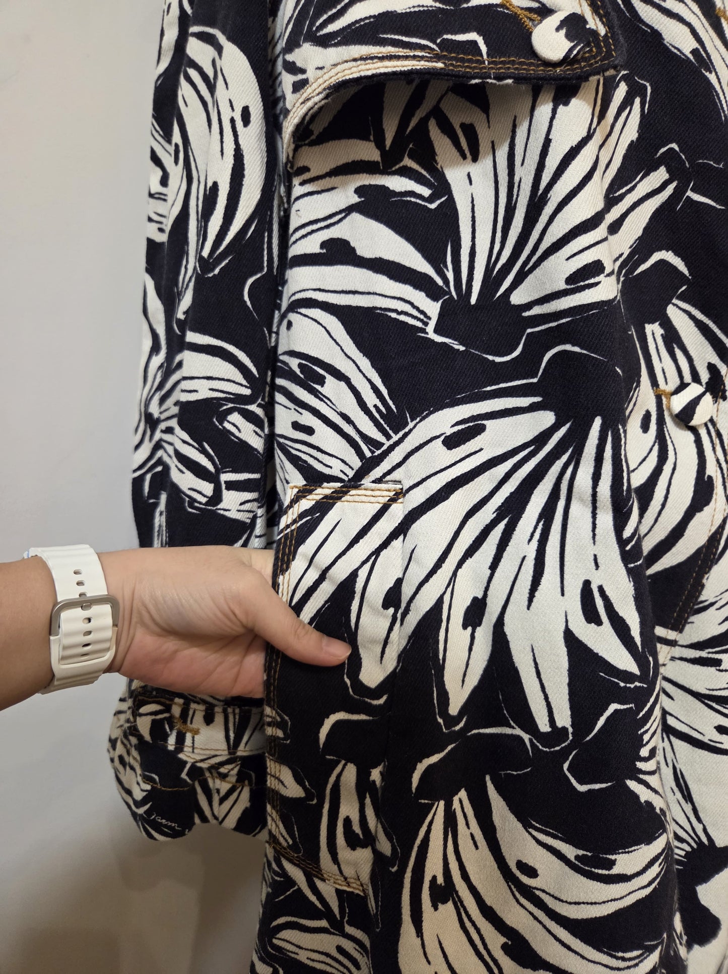 Trench Coat Farm Preto e Branco Bananas