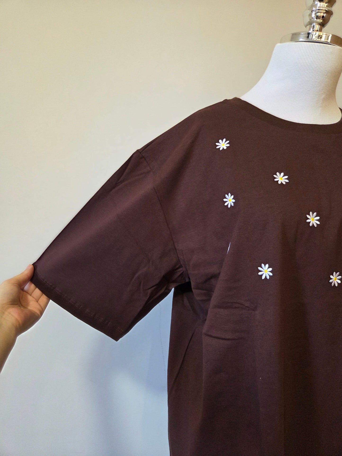 Camiseta Yellon Margaridas Bordadas Fundo Marrom