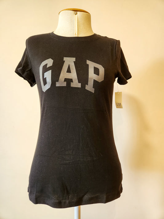 Camiseta GAP Escrita Cinza e Fundo Preto