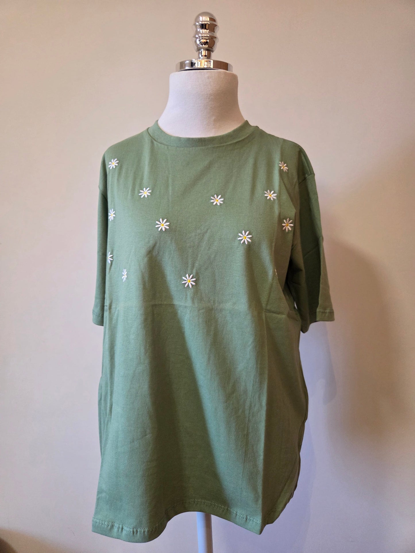 Camiseta Yellon Margaridas Bordadas Fundo Verde