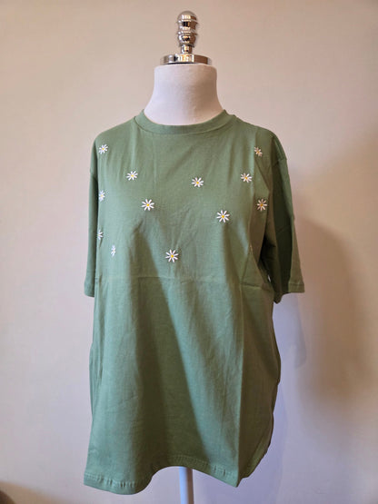 Camiseta Yellon Margaridas Bordadas Fundo Verde