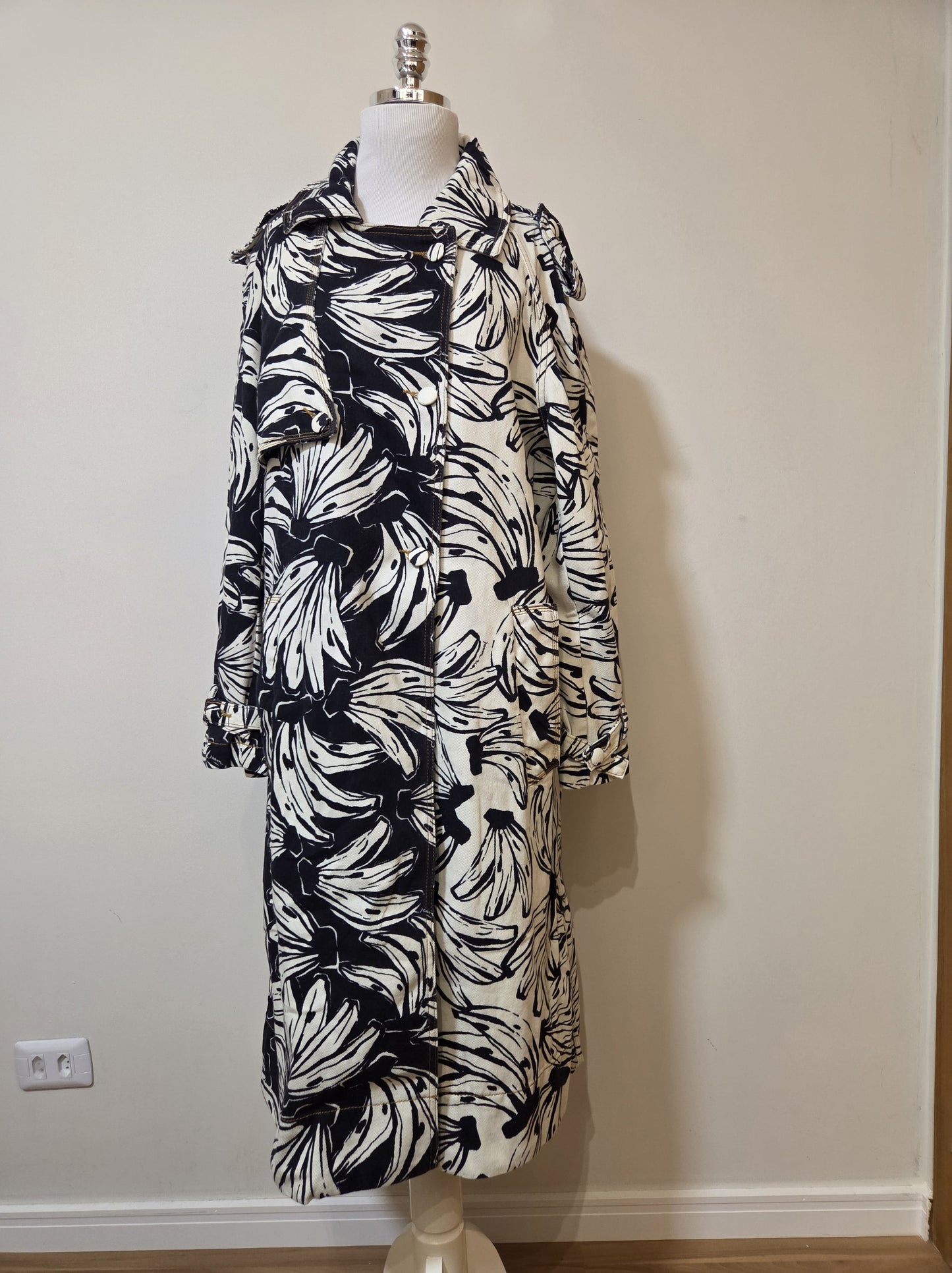 Trench Coat Farm Preto e Branco Bananas